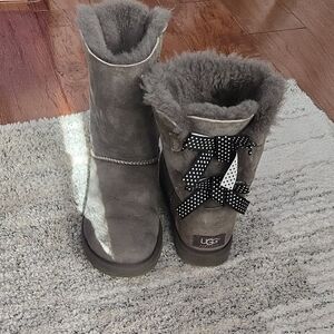 UGG Bailey Bow Sz 6